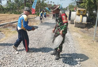 Babinsa Rejosari Bantu Pengaspalan Jalan