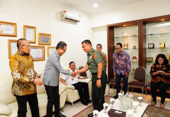 Kepala Staf Umum (Kasum) TNI Letjen TNI Bambang Ismawan, S.E., M.M menghadiri penganugerahan (Gerakan Masyarakat) Germas Award 2023 tingkat Kementerian dan Lembaga bertempat di Kemenko PMK
