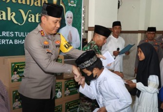 Kapolres Tulungagung AKBP Eko Hartanto SIK MH saat memberikan santunan kepada anak yatim di masjid Baiturrahim