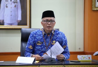 Plh. Kepala Pustrajakan PKDD BSKDN, Abas Supriyadi saat memimpin Rapat Penyusunan Rekomendasi “Penilaian Kriteria dan Pembobotan Variabel Kota Bersih” di Aula BSKDN pada Jumat, 17 November 2023. 