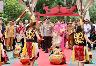 Kapolda Kalteng Irjen Pol Drs Djoko Poerwanto kembali melakukan kunjungan kerja (Kunker) ke Polres jajarannya. Kali ini, Senin (11/12/2023), Kapolda bersama Ibu Irna Djoko Poerwanto dan sejumlah pejabat utama Polda melaksanakan kunjungan kerja ke Polres Kapuas