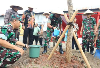 Danrem 052/Wkr, Brigjen TNI Putranto Gatot SH,S.Sos.,M.M. Pimpin Giat Bakti penanaman pohon yang bertempat di Pergudangan Bulog, Jl Pelepah Raya,no 5 Kec. Kelapa Gading, Jakarta Utara, Kamis (14/12/2023)