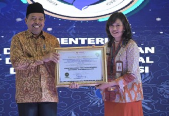Penghargaan ini diserahkan langsung oleh Ketua Ombudsman RI Muhammad Najih kepada Kepala Biro Hubungan Masyarakat Kemendes PDTT Erlin Chaerlinatun M