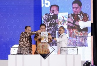 Menteri Perdagangan, Zulkifli Hasan bersama Menteri Koodinator Bidang Perekonomian, Airlangga Hartarto dan Menteri Komunikasi dan Informatika, Budi Arie Setiadi meluncurkan Visi Indonesia Digital 2045 di Jakarta, Rabu (13/12)