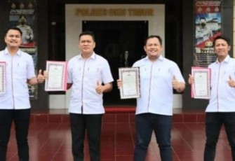 Anggota Intelkam saat Mendapat Penghargaan dari Kapolres Oku Timur
