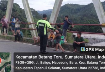 Petugas Kepolisian Polsek Batang Toru sedang menghimbau Para Remaja yang sedang bermain di sekitaran Jembatan Batang Toru, agar segera pulang kerumah masing  - masing.
