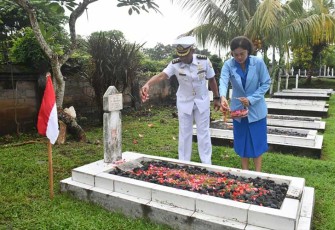Lanal Denpasar saat Laksanakan Ziarah Rombongan Peringati Hari Armada RI Tahun 2023