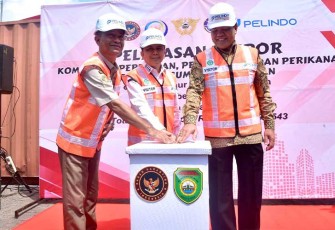 Pj Gubernur Sumatera Selatan Sumsel Agus Fatoni secara langsung melepas keberangkatan berbagai komoditi senilai Rp 153,4 miliar ke berbagai negara dari Terminal Peti Kemas Pelabuhan Boom Baru Palembang, Sumatera Selatan, Jumat (8/12/2023)