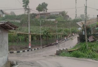 Awan Panas Guguran (APG) pada Jumat (8/12) sekiar pukul 14.46 WIB. Kejadian tersebut bersamaan dengan turunnya hujan sehingga mengakibatkan hujan air berwarna kecoklatan di wilayah Desa Krinjing dan Desa Paten, Kecamatan Dukun, Kabupaten Magelang. Hujan air bercampur dengan abu vulkanik ini juga melanda Desa Stabelan, Desa Klakah dan Desa Tlogolele di Kecamatan Selo, Kabupaten Boyolali. 