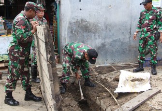 Kodim 0906/Kutai Kartanegara saat Gelar Karya Bhakti Pembersihan Pasar Tradisional