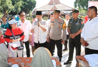 Dandim 0806/Trenggalek Letkol Czi Yudo Aji Susanto, S.Sos., M.A., bersama-sama dengan Bupati Moch. Nur Arifin dan Kapolres AKBP Gathut Bowo Supriyono, S.H., S.I.K., M.Si., turut serta memimpin peninjauan operasi pasar murah bahan pokok di Alun-alun Trenggalek, Rabu (20/12/2023).