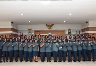  Kepala Dinas Administrasi dan Personel (Kadisminpers) Kolinlamil Kolonel Laut (KH/W) Angesti Udiati, CHRMP selaku Perwira Tertua (Pater) Kowal Kolinlamil memberikan pembekalan dan pengarahan kepada Kowal jajaran Komando Lintas Laut Militer yang berlangsung di Gedung Laut Natuna, Mako Kolinlamil, Tanjung Priok, Jakarta Utara, hari Rabu (27/12)
