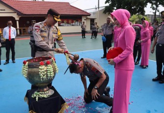 Salah satu dari 60 personel disiram air kembang oleh Kapolres Karanganyar AKBP Jerrold Hendra Yosef Kumontoy saat upacara kenaikan pangkat, Sabtu (30/12/2023) pagi.