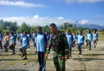 Satgas YR 142/KJ saat Tanamkan Kedisiplinan Kepada Siswa SMAN 1 Elelim