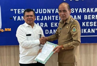Wabup Samosir seusai Teken Naskah Perjanjian Hibah dan Serah Terima Barang Milik Negara Kementerian PUPR 