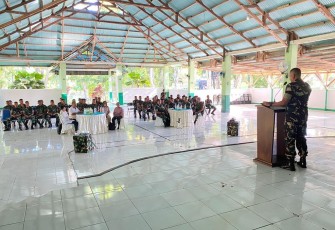Pelatihan pembuatan pupuk Bokashi baik secara teori dan praktek diikuti oleh seluruh prajurit, bertempat di Mako Yonif Raider Khusus 732/Banau, Ds Porniti, Halmahera Barat, Senin (29/5/2023).