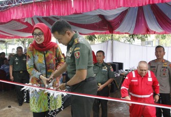 Pemotongan pita tanda peresmian Rumah Dinas Koramil 04/Sanga-Sanga