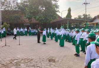 Babinsa Koramil 14/Dagangan, Kodim 0803/Madiun Serka Sutrisno saat  Berikan Materi Wasbang Bagi Siswa Siswi MI Tarbiyatul Mubalighin