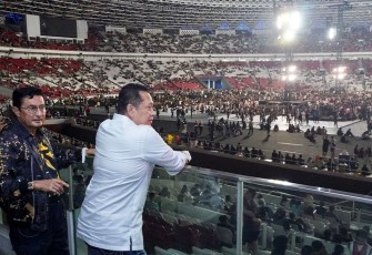 Bamsoet saat menyaksikan konser Coldplay, di Stadion Utama Gelora Bung Karno, Jakarta, Rabu malam (15/11/22).