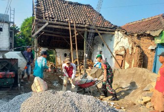 Babinsa Ikut Gotong royong Bangun Rumah Warga