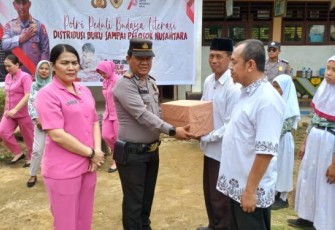 Kapolsek Batang Toru, AKP Tona Simanjuntak, SH, dan Ketua Bhayangkari Ranting setempat, Ny Nhita Tona Simanjuntak, sumbang ratusan buku ke SDN 100727, Kamis (21/9/2023) pagi.