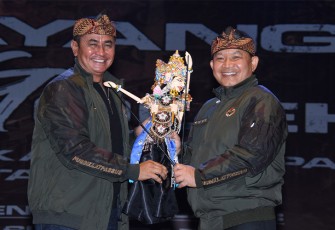Danjen Koppasus Mayjend TNI Iwan Setyawan saat menyerahkan Cinderamata kepada KASAD TNI,  Jenderal Dudung Abdurahman (herypri)