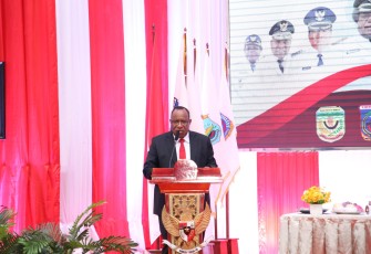 Wamendagri John Wempi Wetipo saat memimpin Rapat Koordinasi Evaluasi APBD se-Provinsi Papua Tengah di Aula Kantor Gubernur Papua Tengah, Rabu (6/12/2023).