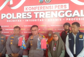 Kapolres Trenggalek, AKBP Gathut Bowo Supriyono, S.H., S.I.K., M.Si. saat menggelar konferensi pers, di Mapolres Trenggalek, Senin (13/11/2023).