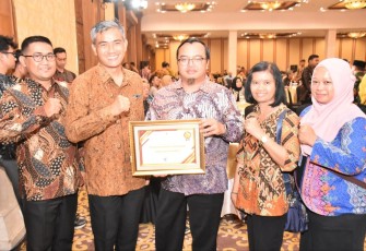  Pj Bupati Karanganyar Timotius Suryadi dan Kepala Diskominfo Karanganyar Isnan Nur Aziz, membawa piagam penghargaan Badan Publik Informatif dalam Malam Anugerah KIP,, di Patra Semarang Hotel & Convention, Kamis (21/12/2023)