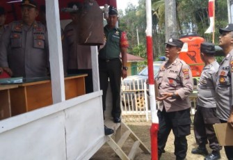 Kanit Binmas bersama Bhabinkamtibmas Polsek Saipar Dolok (SD) Hole mendampingi Tim Penilai Pos Kamling dari Sat Binmas Polres Tapanuli Selatan (Tapsel), Rabu (7/6/2023)