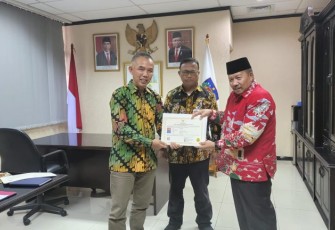 Bupati Agam, Andri Warman menerima sertifikat Diklat Pemadam didampingi Sekretaris Damkar dan Penyelamataan Kota Bukittinggi, Zulhendri di kantor BPSDM Kemendagri.