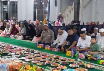 Danramil 1016-04/Manuhing saat Hadiri Isra Mi'raj dan Haul Ke 18 Abah Guru Sekumpul di Masjid Al Muhajirin 