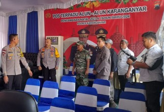 Pengecekan personel di pos terpadu pengamanan Nataru, di Alun-Alun Karanganyar, Jumat (29/12/2023).