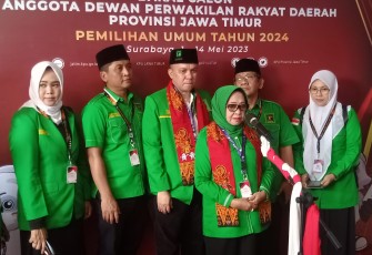 Ketua DPW PPP Jatim Hj Munjidah Wahab kepada media di KPU Jatim