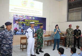  Pangkalan TNI Angkatan Laut (Lanal) Tegal Sosialisasikan Penerimaan Calon Prajurit TNI AL TA. 2024 kepada siswa-siswi SMK Negeri 3 Kota Tegal dan SUPM Negeri Kota Tegal. Sosialisasi diawali dengan pengenanlan Peran TNI AL dan seragam yang dimiliki TNI AL, Rabu (13/12/2023)