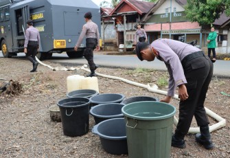 Mobil Water Cannon Polres Kepahiang Distribusikan Bantuan Air Bersih Untuk Warga