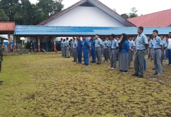 Babinsa Koramil 1710-03/KK Bekali Wawasan Kebangsaan Kepada Siswa-Siswi SMKN 1 Mimika