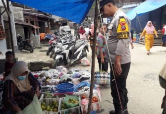 Untuk memastikan situasi Kamtibmas tetap aman dan kondusif, Kanit Binmas Polsek Saipar Dolok (SD) Hole, Aipda Parulian Siregar, hadir melakukan pengamanan di Pasar Simangambat, Kabupaten Tapanuli Selatan (Tapsel), Selasa (16/5/2023) pagi.