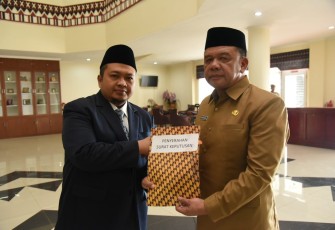 Parlindungan Harahap yang juga sebagai Kadis Sosial Tapanuli Selatan (Tapsel) dilantik Bupati Dolly Pasaribu sebagai Pejabat Sekretaris Daerah di Lobi Kantor Bupati Tapsel, Sipirok, Rabu (15/3).
