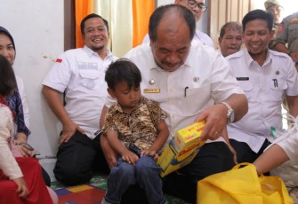 Wakil Bupati Asahan Taufik Zainal Abidin Serahkan Bantuan Makanan Tambahan Untuk Anak Stunting