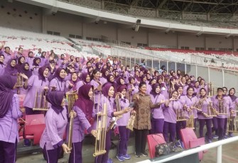 Ketum Dharma Pertiwi saat Beri Semangat Peserta Angklung Untuk Pecahkan Rekor Dunia