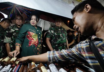 Ketum Dharma Pertiwi Ny. Vero Yudo Margono saat menghadiri event "Pesta Rakyat Kemayoran Bersama TNI" yang digelar di Jl. Benyamin Sueb Patung Ondel-ondel  Kemayoran, Jakarta Pusat, Jum’at (27/10/2023).
