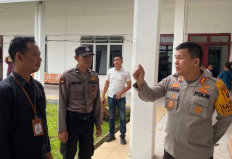 Kapolres Simalungun AKBP Ronald F.C Sipayung, S.H., S.I.K., M.H mengecek kesiapan logistik pemilu khususnya kertas suara yang baru saja diterima oleh KPUU,  Kamis, 7 Desember 2023
