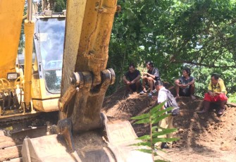 Warga Sekitar sedang menonton alat berat yang sedang membuka akses jalan pertanian