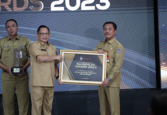 Mendagri Muhammad Tito Karnavian saat memberi penghargaan langsung kepada Kepala BSKDN Kemendagri Yusharto Huntoyungo di Gedung Sasana Bhakti Praja (SBP) Kemendagri pada Selasa, 14 November 2023.