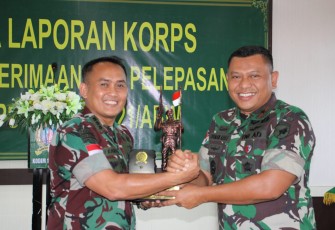 Danrem 121/Abw Brigjen TNI Luqman Arief, S.I.P., pimpin acara Laporan Korps, Tradisi Penerimaan dan Pelepasan Kasiops Kasrem 121/Abw, bertempat di Aula Kodim 1201/Mph, Mempawah, Kalimantan Barat, Rabu (27/12/2023)