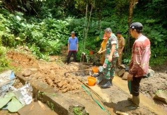 Babinsa Ngadimulyo Serda Yusuf Ashari Bangun Kebersamaan Melalui Peletakan Batu Pertama Tandon Air Kali Genthong