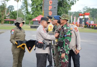 Pemberian penghargaan Pin Emas Kapolri tersebut diberikan dalam kegiatan seremonial upacara yang dipimpin oleh Wakapolda Papua Brigjen Pol. Petrus Patridge Rudolf Renwarin, S.H., M.Si. (mewakili Kapolri) di Lapangan upacara Batalyon B Satbrimob Polda Papua, Timika, Kamis (28/12/2023)