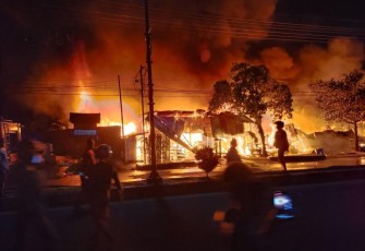 Babinsa Koramil 1710-02/Timika Bantu Evakuasi Bencana Kebakaran di Wilayah Binaan