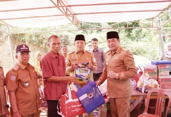 Wagub Rosjonsyah Serahkan Bantuan Pemerintah untuk Warga Korban Bencana Kebakaran 